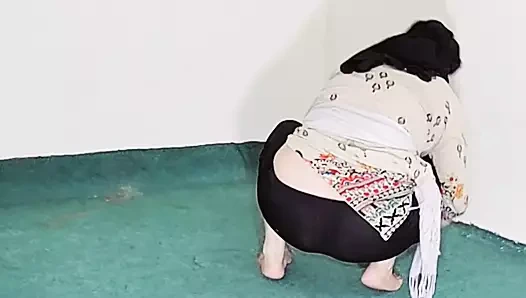 SEKSI HIZMETÇI TEMIZLIK ODASı VE HEPINIZI BAŞTAN ÇıKARıYOR, EDEPSIZ HINTÇE KONUŞUYOR