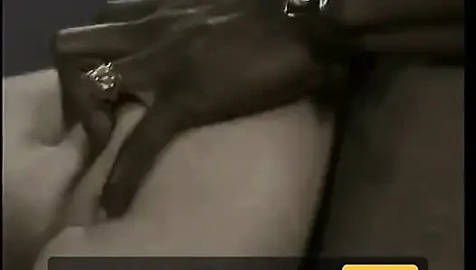 Çarpıcı büyük memeli beyaz kız spor salonunda iki zenci tarafından hedef alınıyor