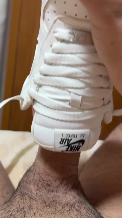 Karımın Nike AF1 spor ayakkabısıyla fleshlight'ı kullanarak ateşli sikişiyor ve içine boşalıyor | Klip 2