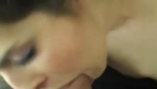 Şanslı adamı için sakso çekmeyi seviyor