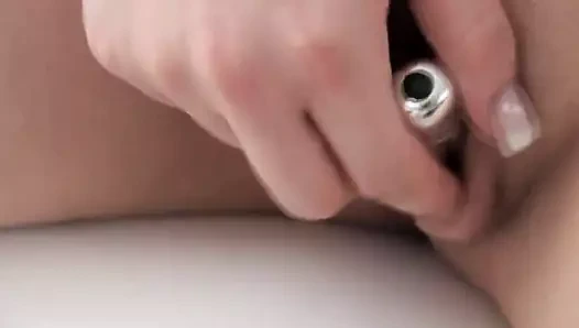 Doğal göğüslü fahişe kendini becermek için küçük bir vibratör kullanır