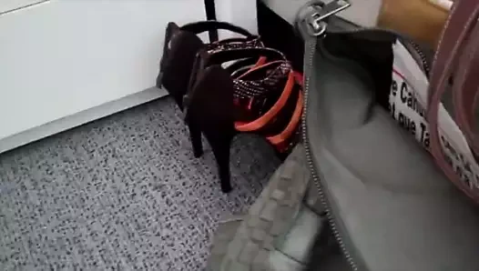 Siktir et ve bir meslektaşın yüksek topuk sandaletini cum