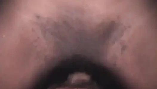 Küçük memeli curiois zenci bebek beyaz yarağa binmeyi seviyor
