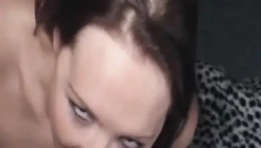 Olgun orta yaşlı seksi kadın kalın yarağı emiyor ve ıslak