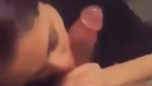 Esmer yalama ve emme bir siyah horoz