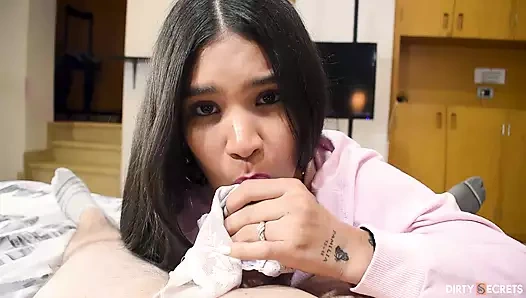 Kız öğrenci üvey erkek kardeşini sikiyor ve üvey annesinin külotunu giyiyor.