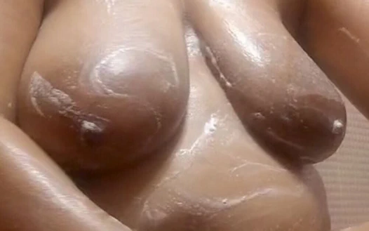 Doğal memeler banyo yapıyor - amcık parmaklıyor