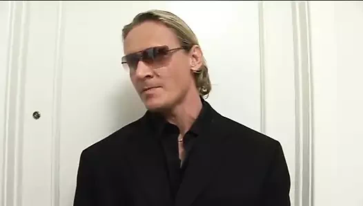 Döl seven bu sevimli küçük sarışın meme sikicinin boğazında büyük yarak