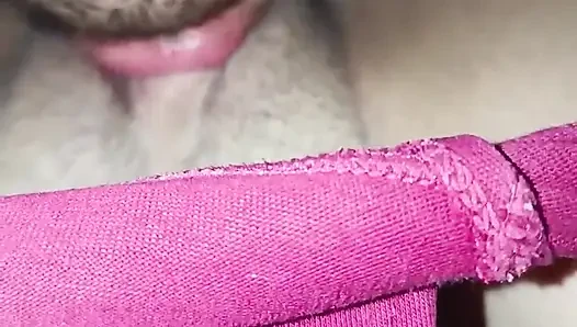 Herkes odada, bu yüzden onu sessiz ve yavaş sikiyorum