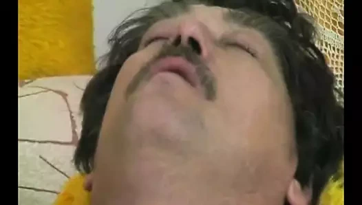 Sarışın porno yıldızı orta yaşlı seksi kadın sikiş deliklerine yarak alıyor