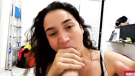 Duştan çıktım ve genç evli kızdan sakso çektim!