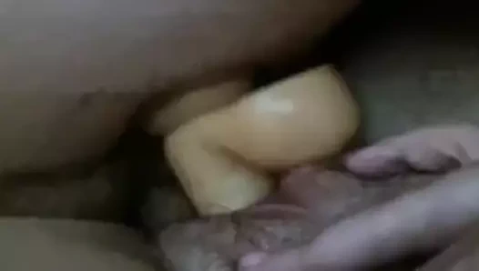 Gürültülü amcık çift vajinal penetrasyonla ıslak oluyor