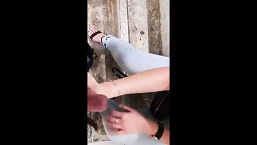 Aaliya merdivenlerde suraj için handjob veren