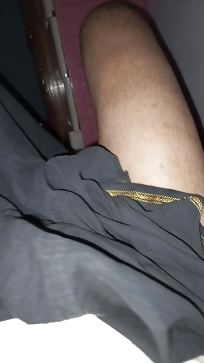 Yatağımda yağlı sikimi sikiyorum