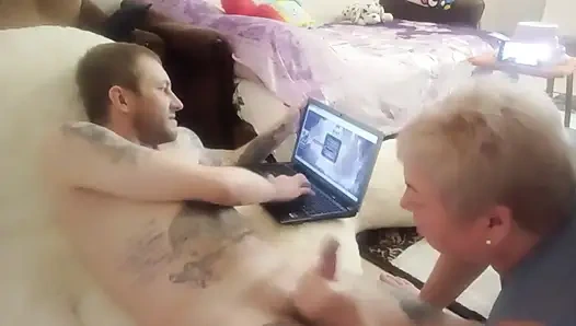 Я играю на компьютере, мне подрочили и отсосали