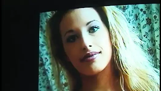 Muhteşem cuttie bacaklarını geniş yayıyor ve am dilini becerdin alır