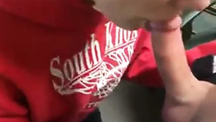 Sevimli kız zevk için dizlerinin üstüne çöker