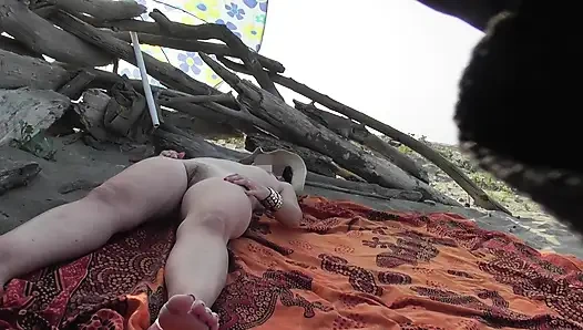 Amcık teşhiri! Fransız öğretmenim MissCreamy plajda mastürbasyon yapıyor ve ona yardım ediyor!