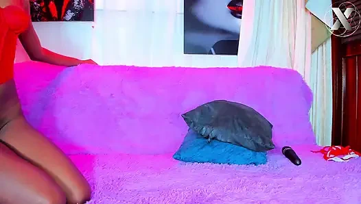 Genç lezbiyen, çıplak en iyi arkadaşını düşünerek panikle mastürbasyon yapıyor