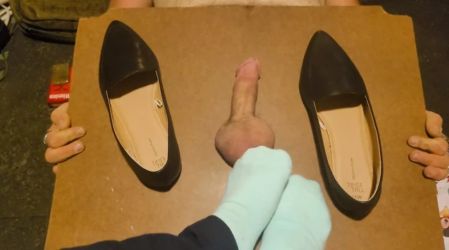 С червяком: заставил его кончить под моими чирковыми потными носками