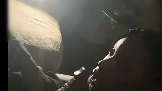 Sevimli piliç ıslak gırtlağına kadar alıyor