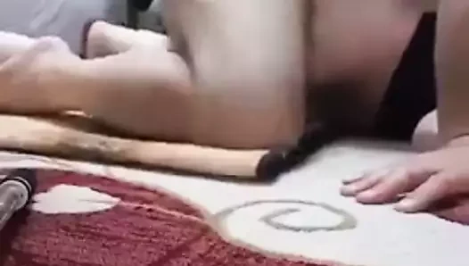 hatunu haliya yapistiriyor