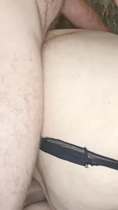 Siyah iç çamaşırlı orta yaşlı seksi kadın gırtlağına kadar alıyor, götünü azdırıyor sonra anal ve büyük göte boşalıyor | Klip 1