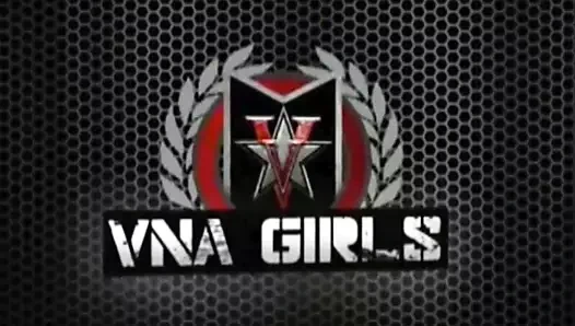 Busty karısı charlee kovalamak koca gece yürüteç ile hileler!