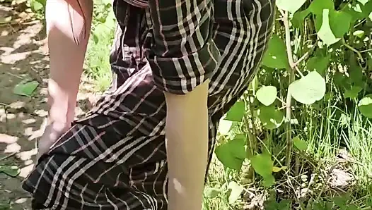 Arabada ve parkta oynuyor