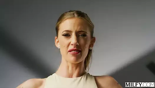 Vixenplus - fit yoga orta yaşlı seksi kadın barbie üniversiteli delikanlının sert yarağına biniyor