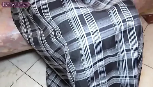 Utangaç ince güzellik: güzel bacaklar ve kalçalar döl yutma ve döllemenin tadını çıkarıyor
