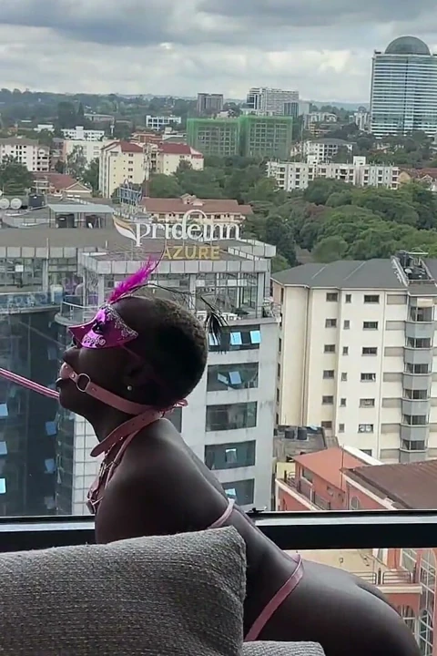 (bdsm) O şişman götü sert bir şekilde cezalandır. Sert vur!