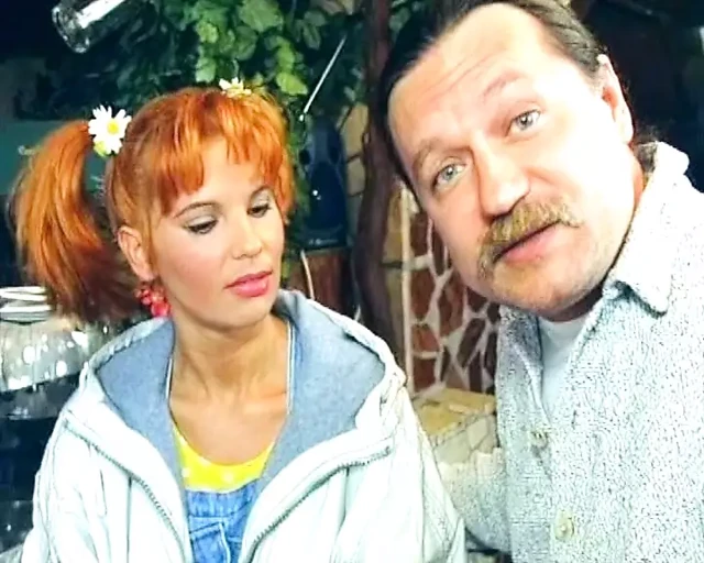 Mükemmel kızıl saçlı Alman bebek barda ateşli sikişiyor
