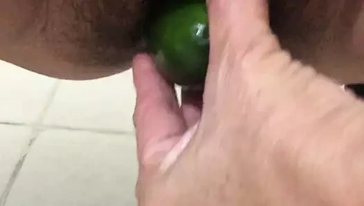 Büyük kedi küçük eğri salatalık