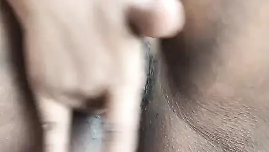 Spandana amcığını parmaklıyor