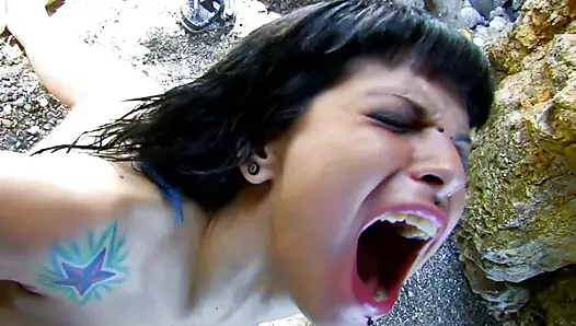 Aşıklar sikişmek için güzel bir yer bulur