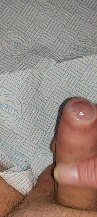 Küçük yarağım ortalama boşalmadan önce bolca ön boşalma yapıyor