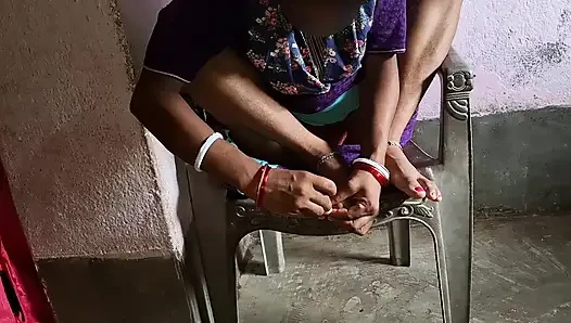Güzel Hintli kız ateşli bir şekilde eğleniyor