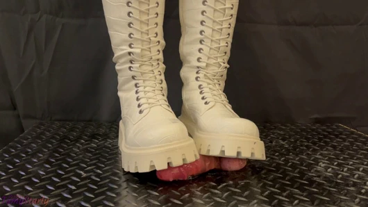 Tehlikeli horoz çiğneme, tamystarly ile beyaz ve siyah dövüş botları - bootjob, ballbusting, cbt, çiğneme, horoz ezme