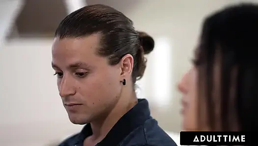 ADULT TIME - hamile orta yaşlı seksi kadın Jennifer White kocası uzaktayken komşusunu sert sikmesi için yalvarıyor