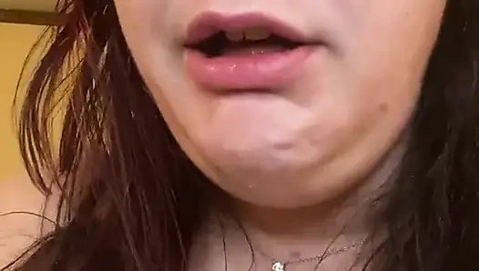 Tanrıça tombullar ve büyük bir yeşil çay yutuyor