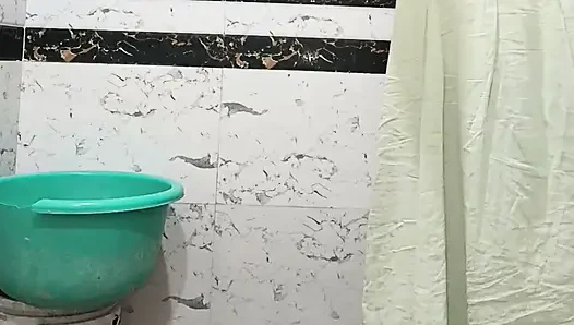 Priya bhabi güzel vücut gösterisi