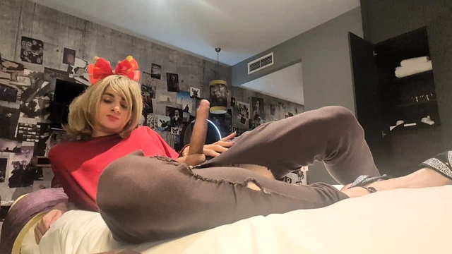 Girly Heather canavar yarağını gösteriyor