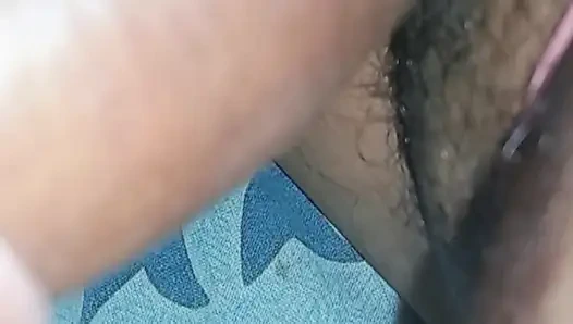 İkimiz de kayınbiraderi ve baldız aynı yatakta yattık, kayınbiraderi ko meri chuchi dekh raha nahi gaya, kankama baskı yapmaya başladı ve kayınbiraderimin yarağını emdim ve Khara'nın amını emdim.