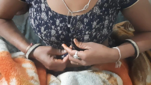 Desi bhabhi's saree was taken off and full body massage oil was massaged with oil on the entire body of the beautiful sister-in-law