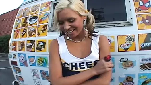 Kacey Ürdün ağzına ve kedi dondurma adamın horoz ile vuruyor