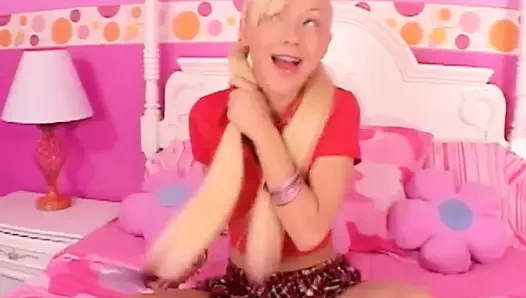 Sarışın genç sürtük masturbates solo