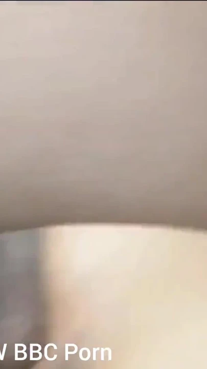 Hintli iri güzel kadın sıkı ıslak pembe amcık domalarak sert boşalıyor | Klip 1