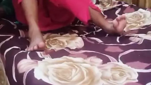 Dever ne bhabhi ko cucumber se masterbation kerty pakar lia