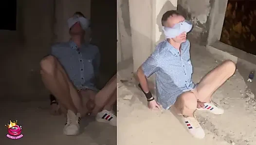 Yalnız başına bağlı gözleri bağlı çıplak ve teşhir ediliyor
